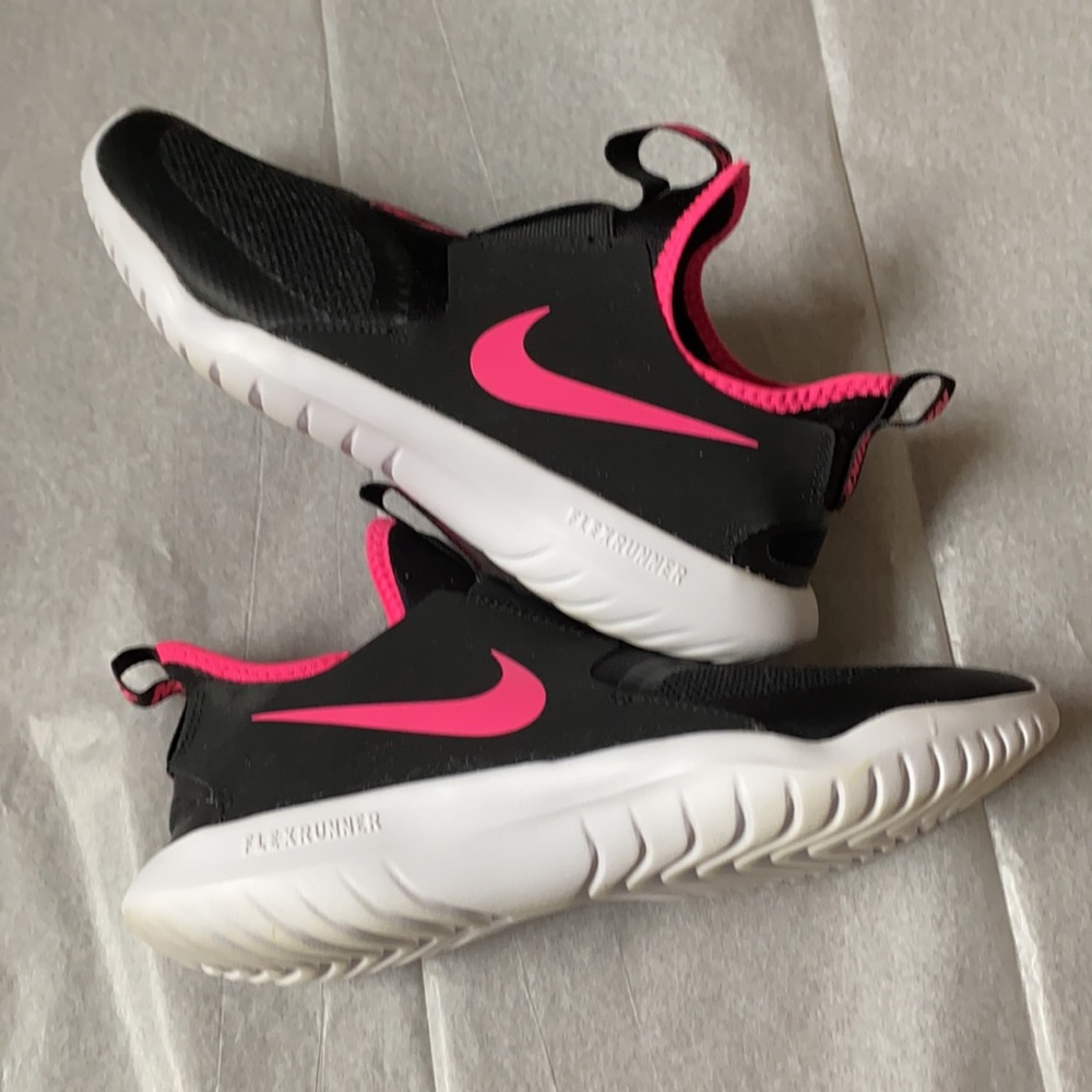 28:07 Nike FlexRunner Slip on Sneakers (fits womens 7.5)